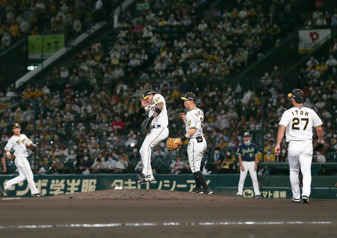 阪神対ヤクルト　6回表ヤクルト1死、代打浜田太貴の打球を一塁手マルテ（左から2人目）と三塁手佐藤輝（中央）が取り損ない二塁打となる（撮影・上山淳一）
