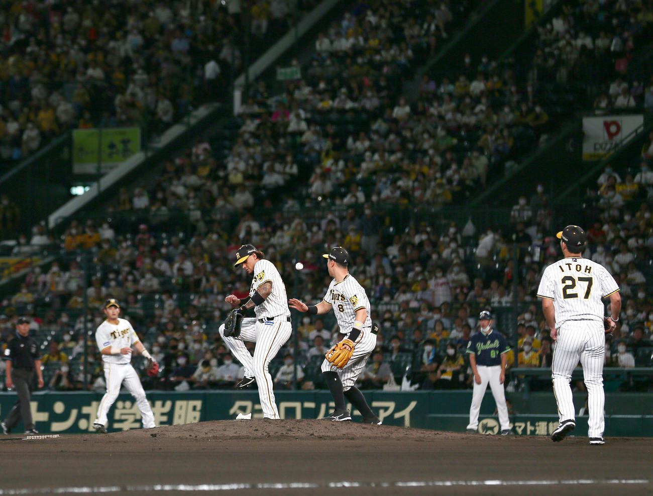 阪神対ヤクルト　6回表ヤクルト1死、代打浜田太貴の打球を一塁手マルテ（左から2人目）と三塁手佐藤輝（中央）が取り損ない二塁打となる（撮影・上山淳一）