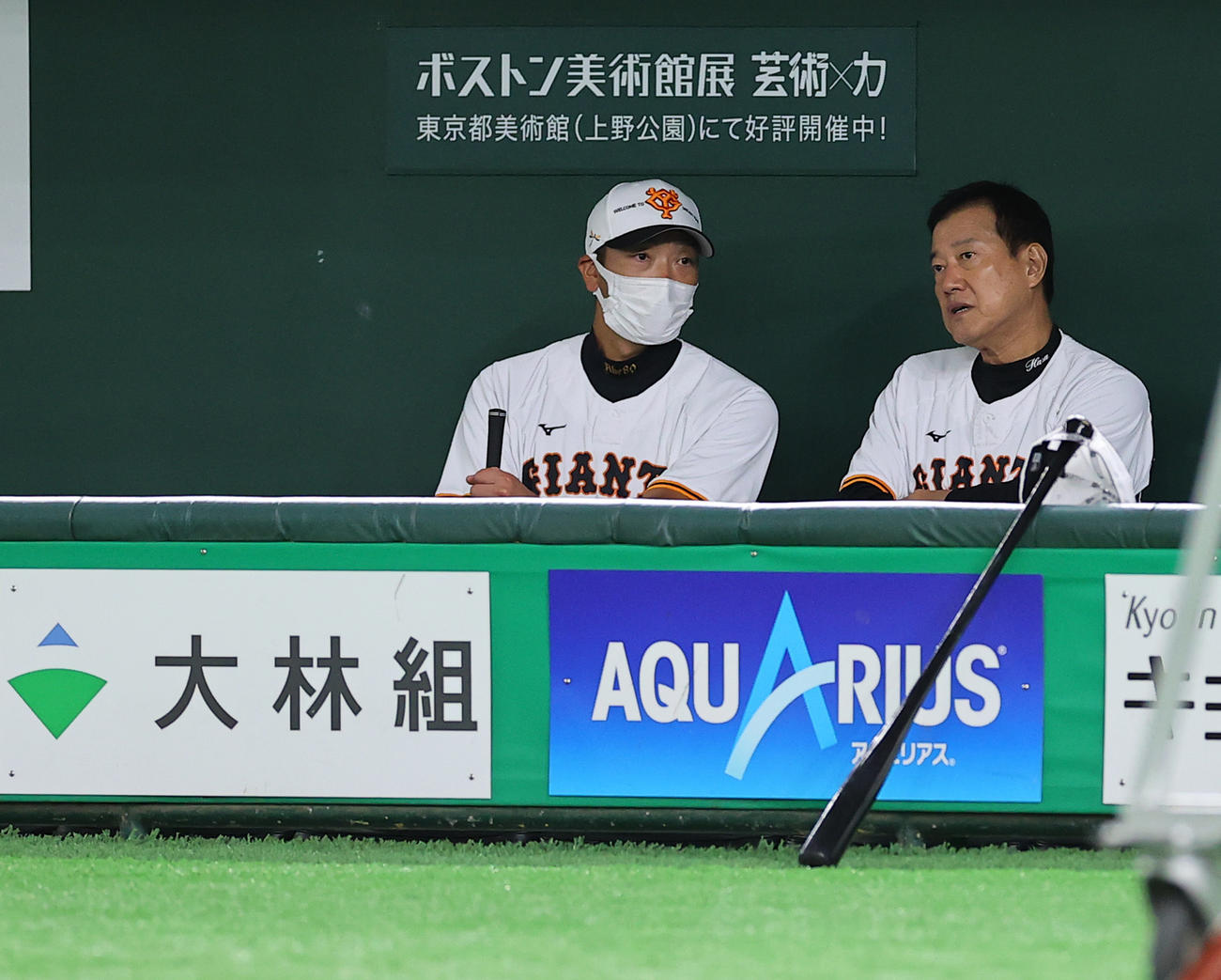 巨人対DeNA　試合前、巨人原監督（右）は阿部コーチとベンチで話し込む（撮影・垰建太）