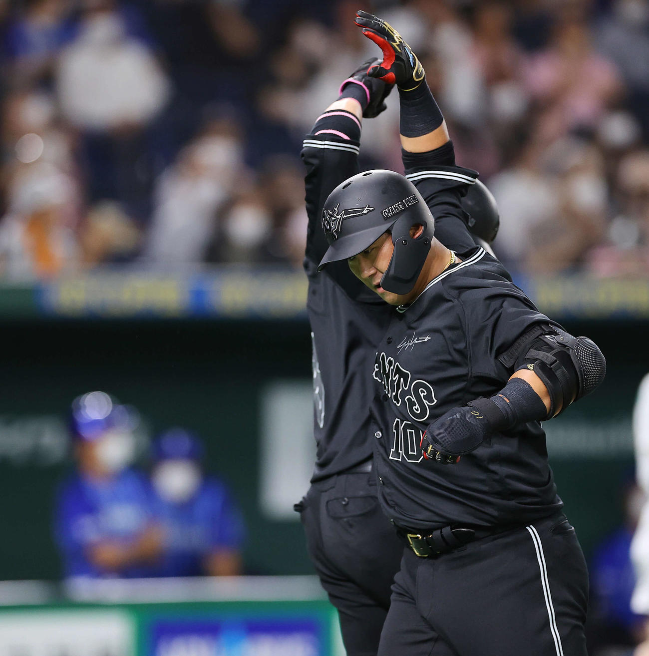 巨人対DeNA 6回裏巨人無死二塁、2点本塁打を放った中田（右）は丸と豪快にタッチを交わす（撮影・垰建太）