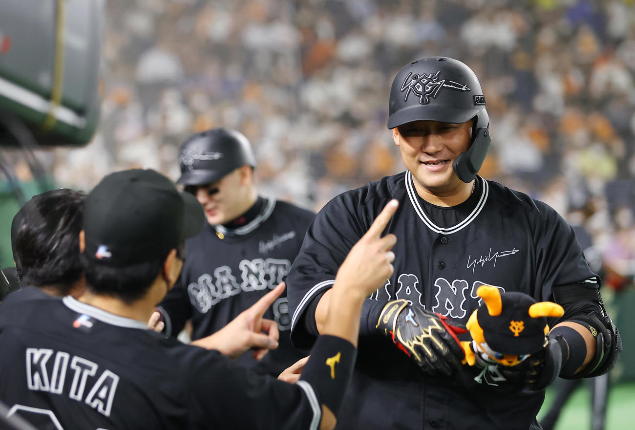 巨人対DeNA 6回裏巨人無死二塁、左越え2点本塁打を放ちナインの出迎えを受ける中田（撮影・垰建太）