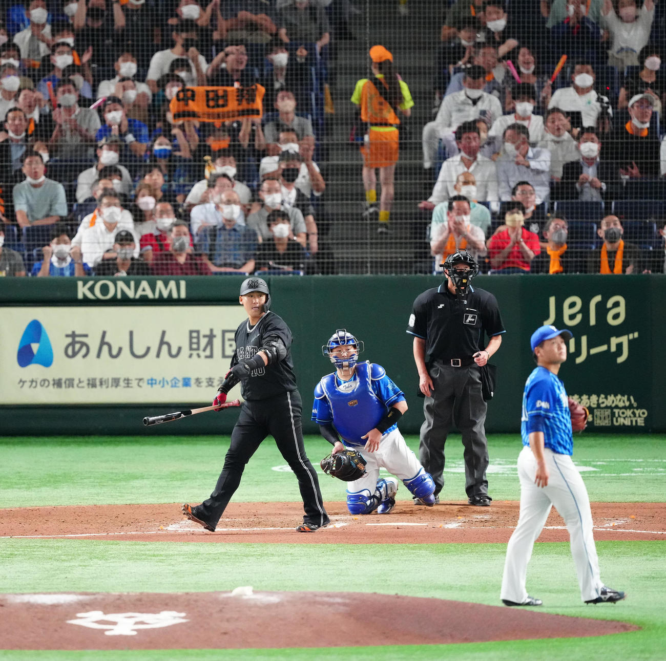 巨人対DeNA 6回裏巨人無死二塁、2点本塁打を放つ中田（撮影・江口和貴）