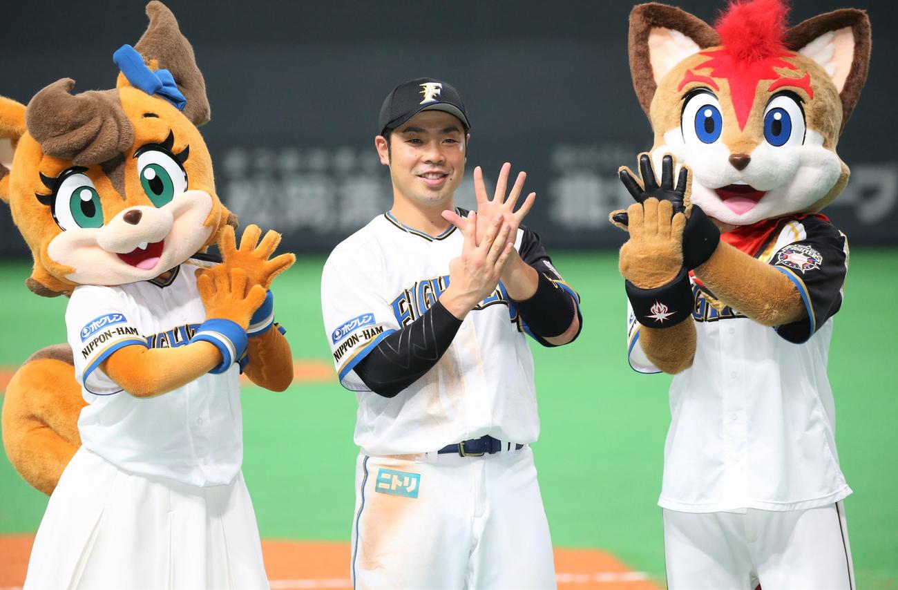 日本ハム対オリックス　プロ通算999安打となりマスコットと「999ポーズ」をとる近藤（撮影・黒川智章）