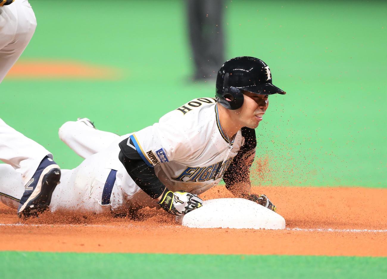 日本ハム対オリックス　7回裏日本ハム1死二塁、右越え適時二塁打を放った近藤は守備が乱れる間に三塁にヘッドスライディングする（撮影・黒川智章）