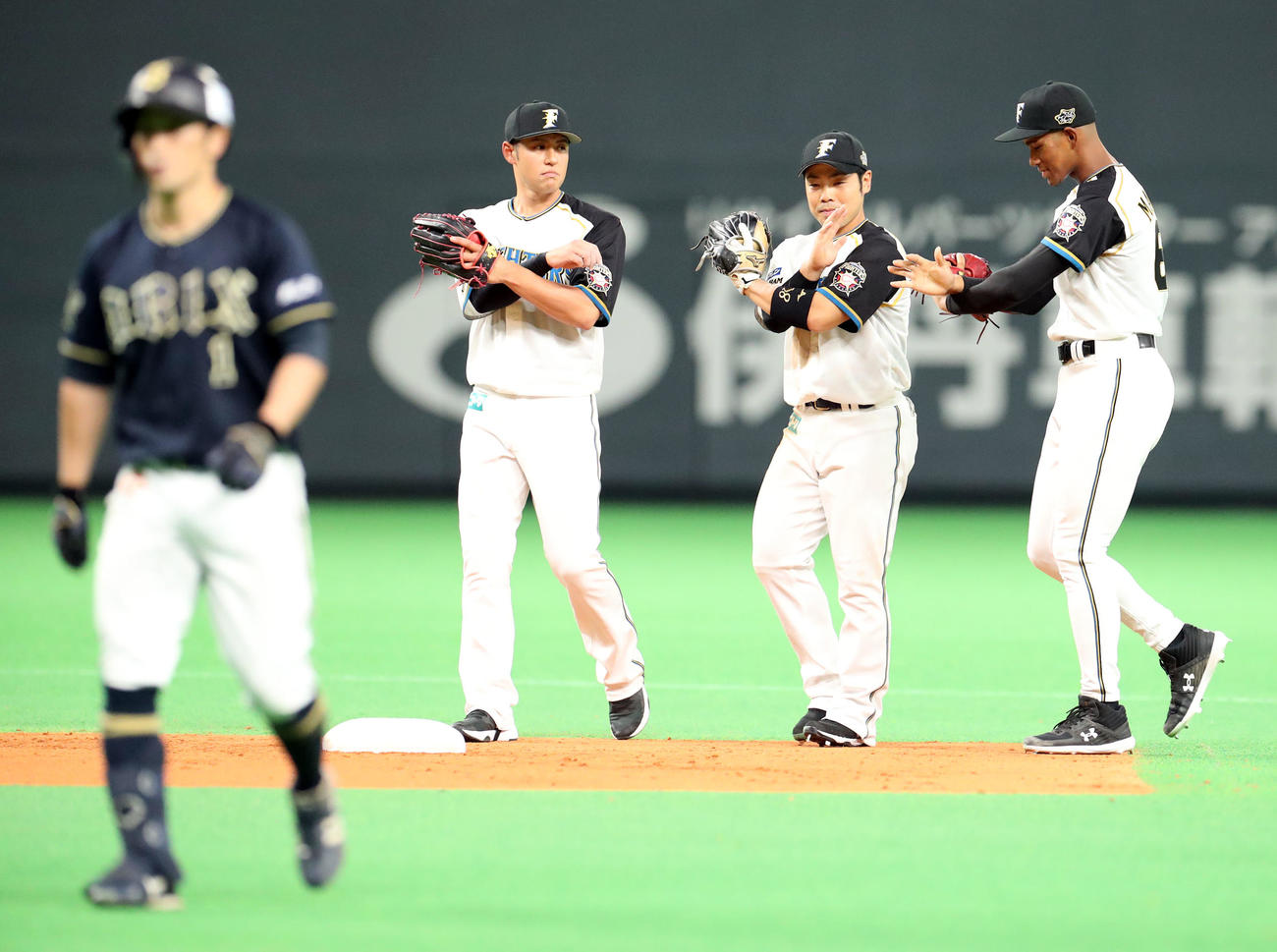 日本ハム対オリックス　試合終了後、ポーズをとりながら引き揚げる左から木村、近藤、万波（撮影・佐藤翔太）