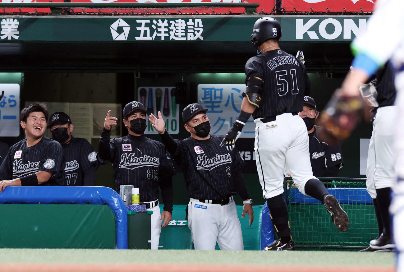西武対ロッテ　1回表ロッテ1死一、二塁、山口（右）が左越え3点本塁打を放チ、ハイタッチで迎える井口監督（中央）（撮影・浅見桂子）