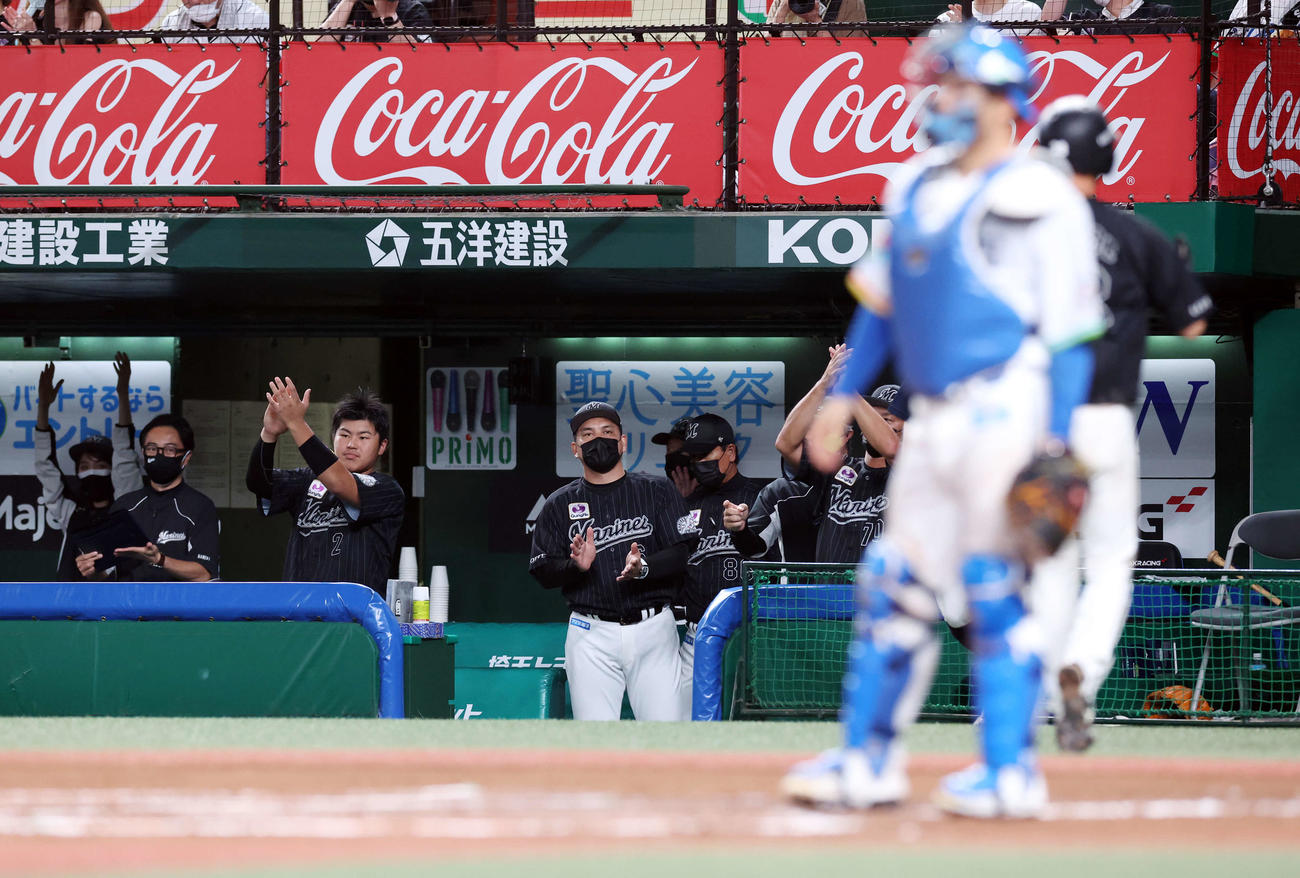西武対ロッテ　6回表ロッテ2死一、二塁、井上が2点適時二塁打を放ち、拍手で走者を迎える井口監督（中央）、松川（左）らロッテベンチ（撮影・浅見桂子）