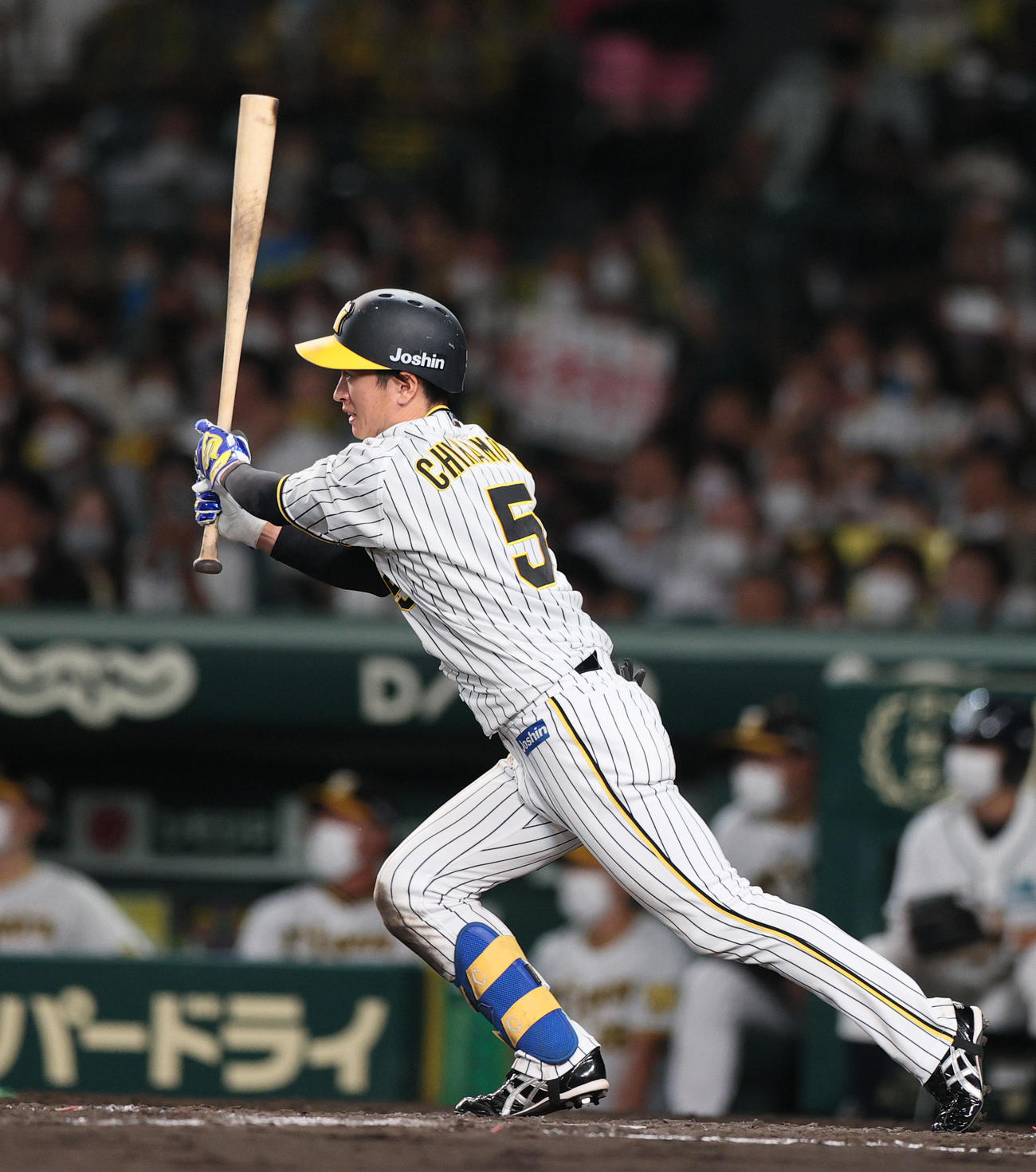 阪神対ヤクルト　4回裏阪神1死満塁、近本は右越え3点適時三塁打を放つ（撮影・上山淳一）