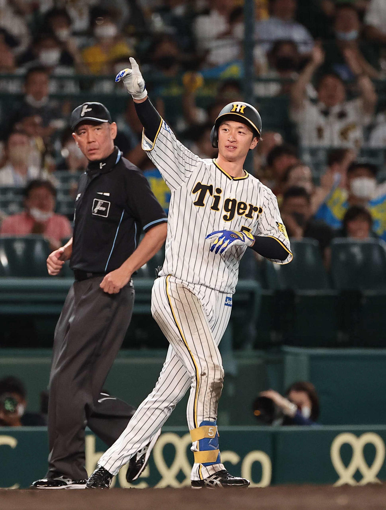 阪神対ヤクルト　4回裏阪神2死満塁、近本は右へ走者一掃の適時三塁打を放ちベンチに向かってポーズを決める（撮影・上田博志）