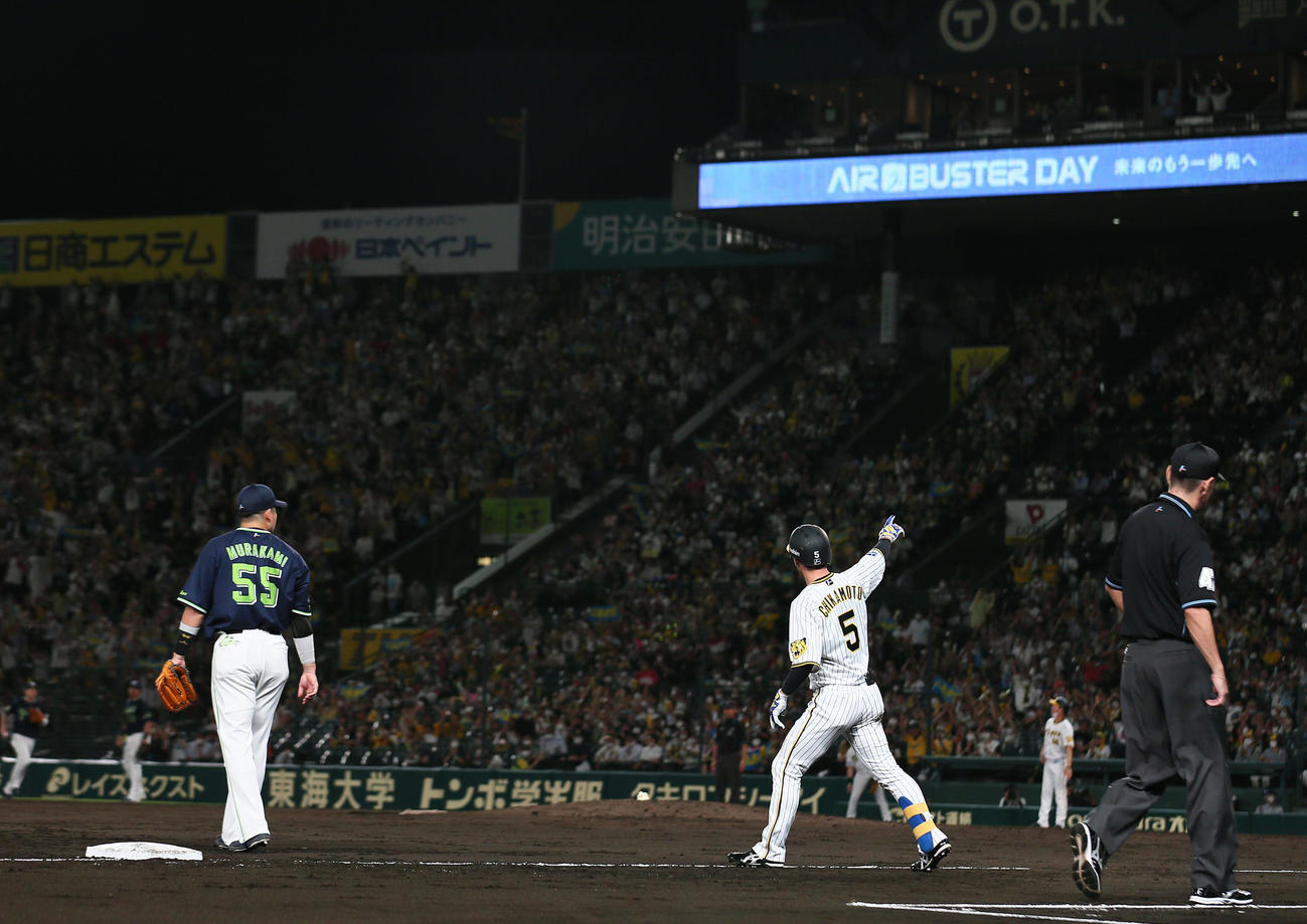 阪神対ヤクルト　4回裏阪神2死満塁、近本（5）は右翼線へ走者一掃の適時三塁打を放ちポーズを決める（撮影・上山淳一）