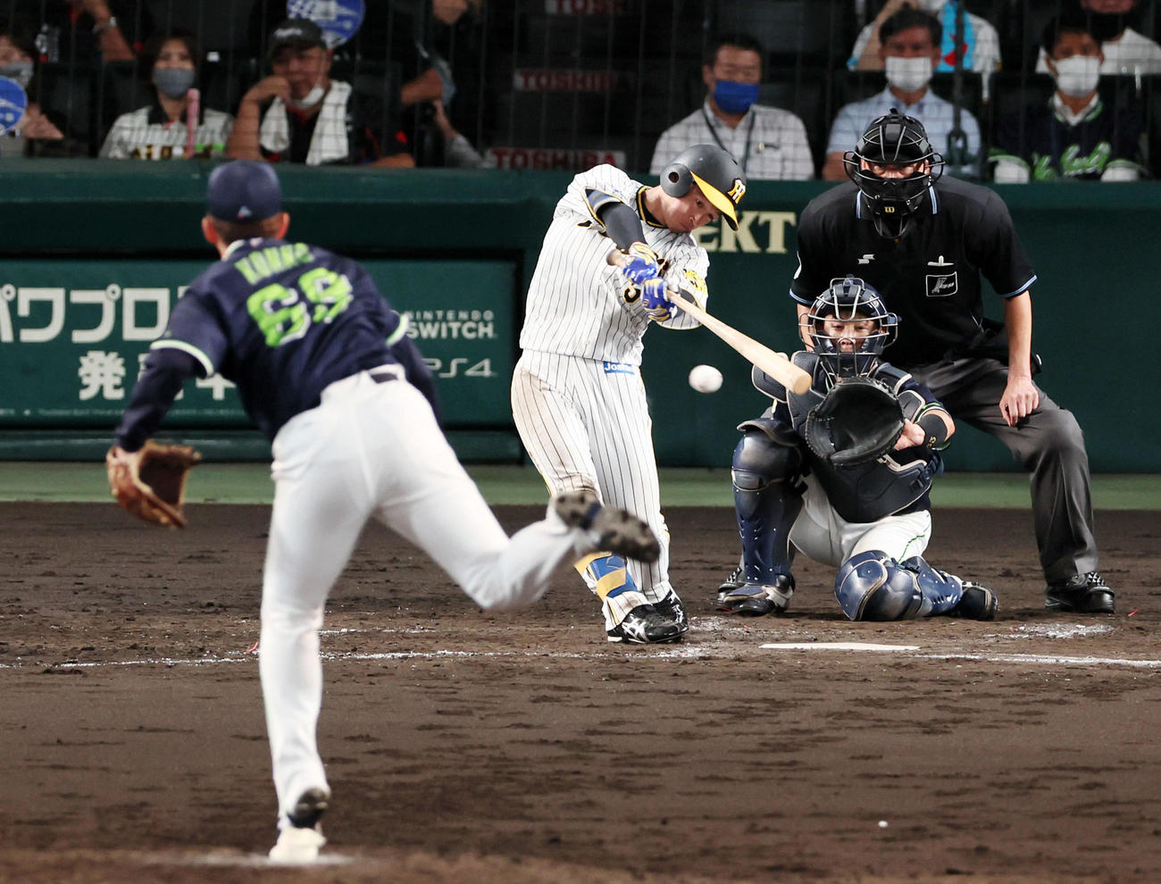 阪神対ヤクルト　4回裏阪神2死満塁、近本は右に走者一掃の適時三塁打を放つ。投手は今野（撮影・加藤哉）