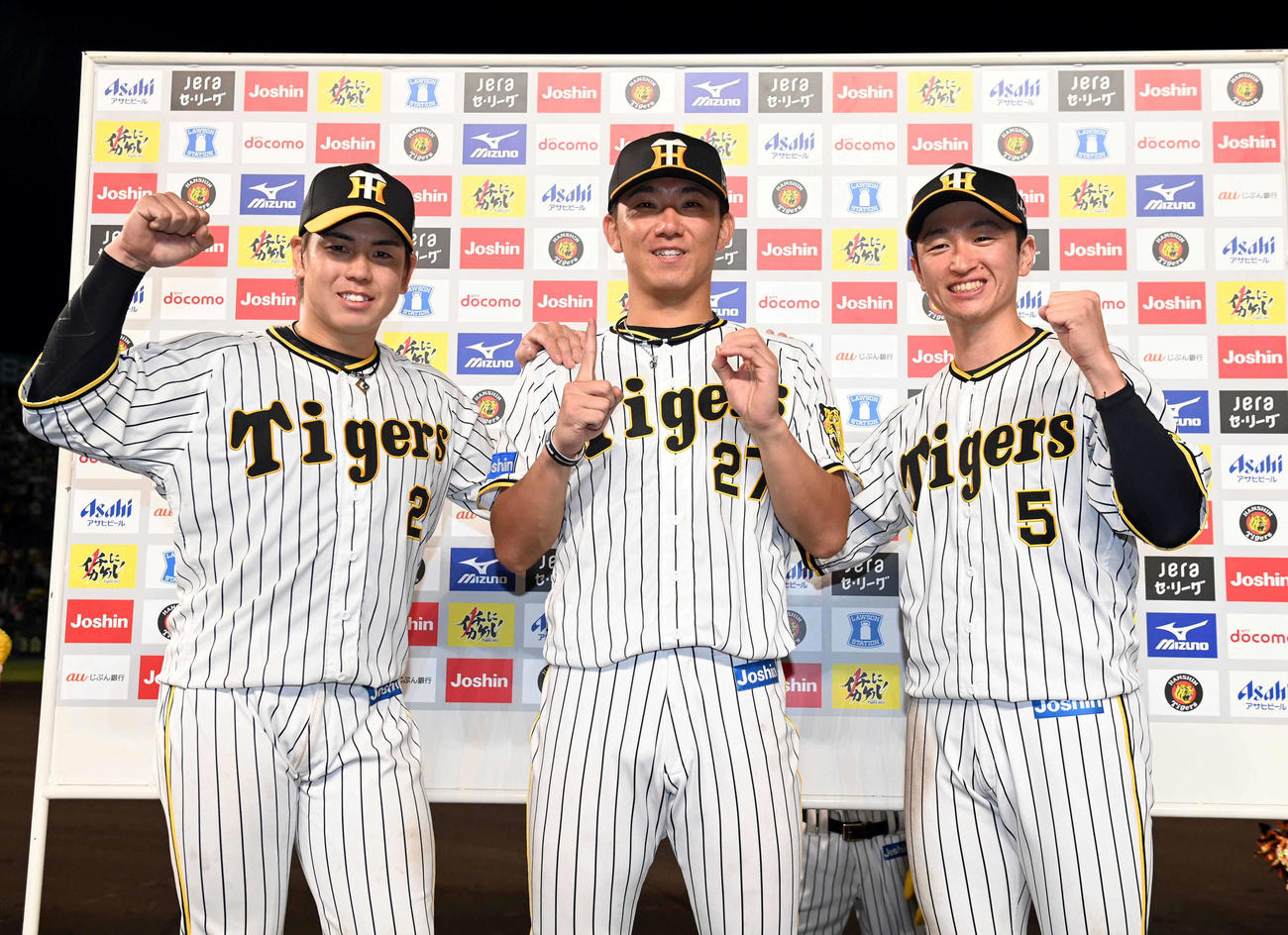 阪神対ヤクルト　甲子園10連勝した阪神伊藤将（中央）とポーズを決める梅野（左）と近本（代表撮影）