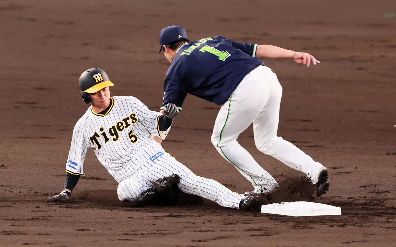 阪神対ヤクルト　1回裏阪神2死一塁、一塁走者近本は打者マルテのときに二塁盗塁を決める。野手は山田（撮影・加藤哉）
