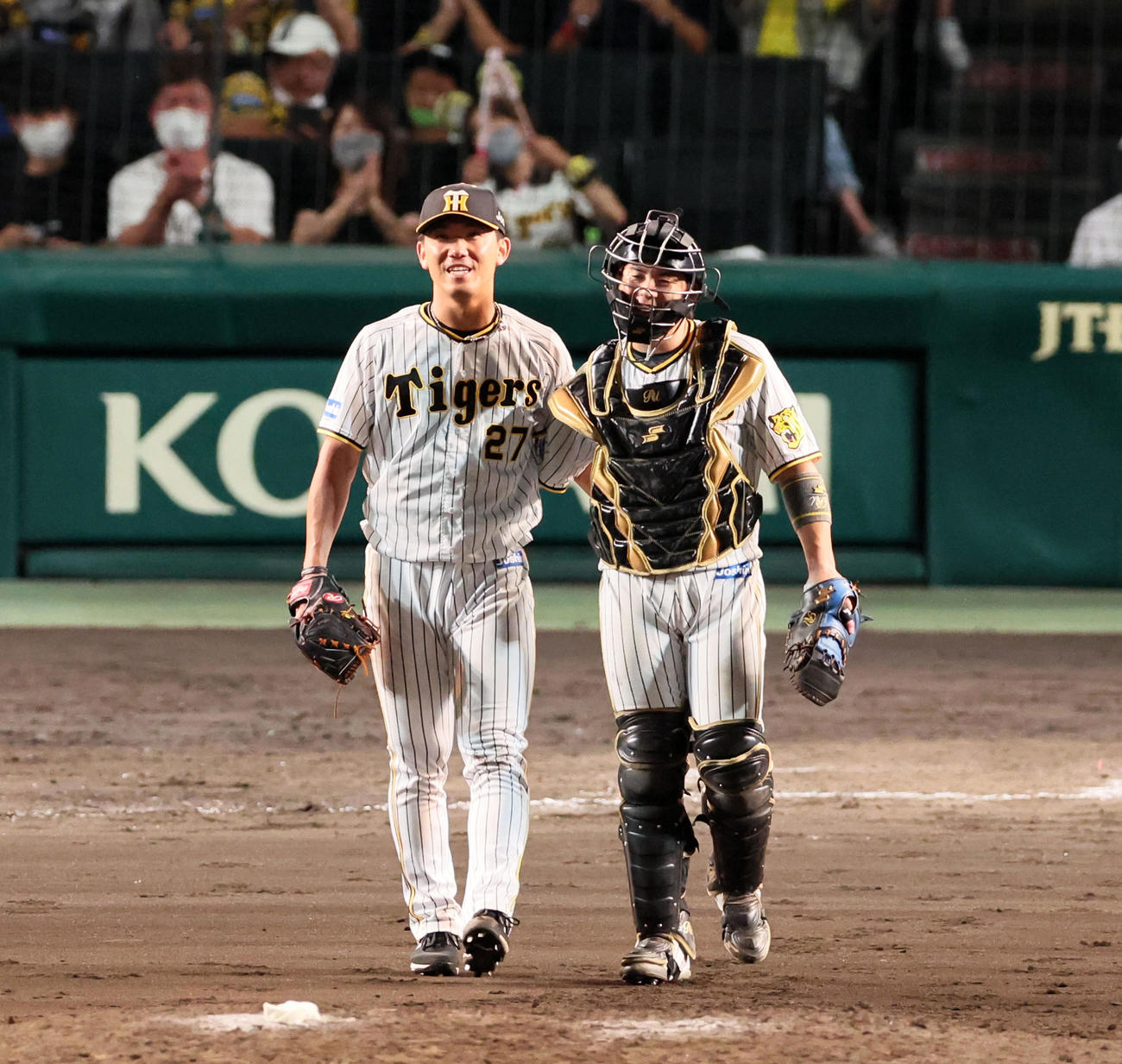 阪神対ヤクルト　ヤクルトに完投勝利を決めた伊藤将（左）は梅野とタッチする（撮影・加藤哉）