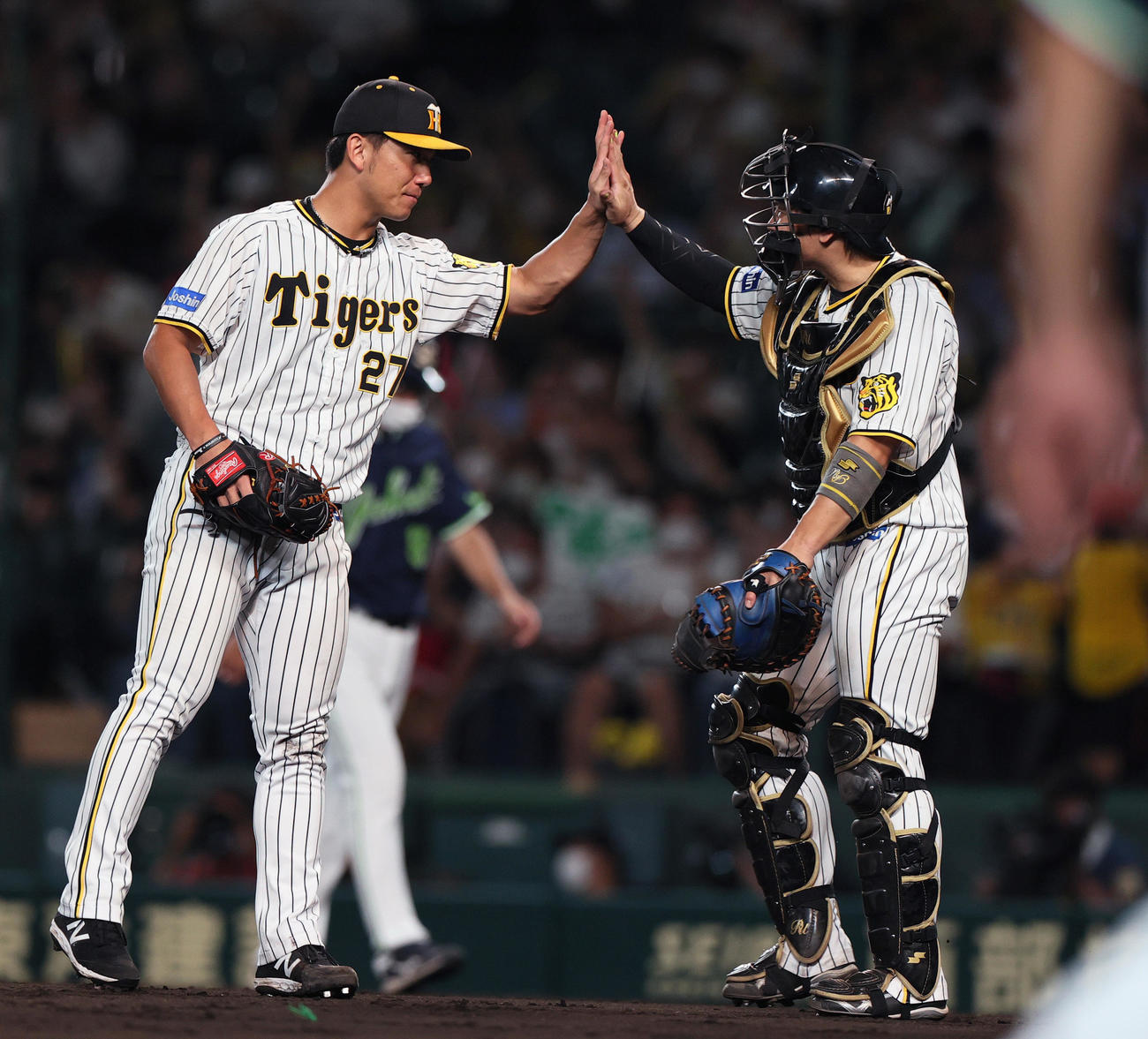 阪神対ヤクルト　完投勝利を挙げ捕手梅野（右）とハイタッチする伊藤将（撮影・上山淳一）