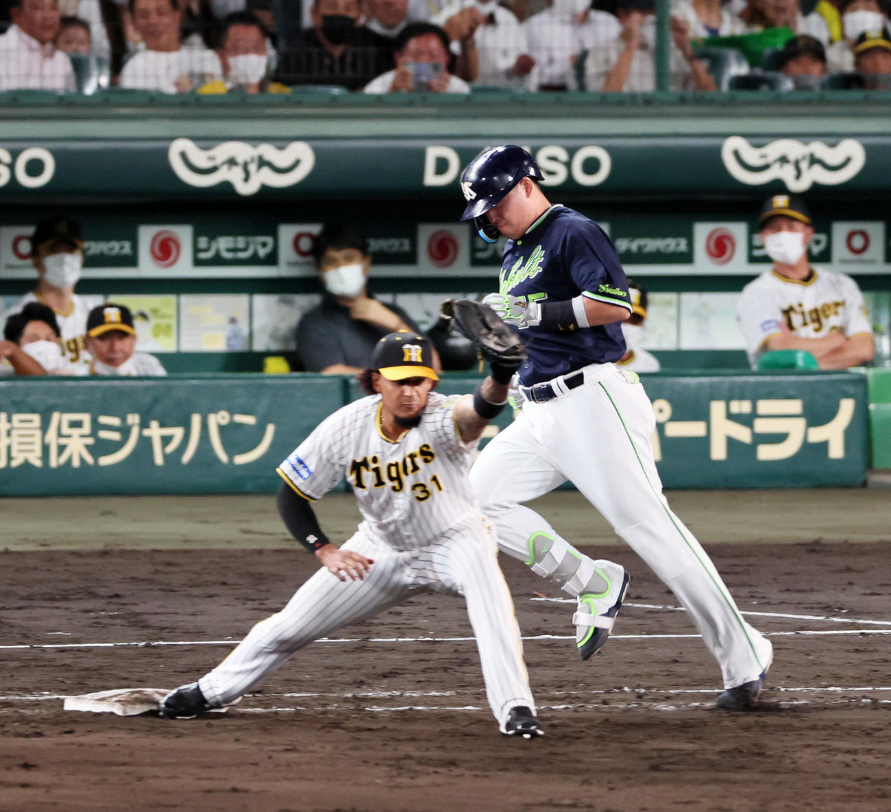 阪神対ヤクルト　7回表ヤクルト無死一塁、村上は二ゴロ併殺打に終わる。一塁手はマルテ（撮影・加藤哉）