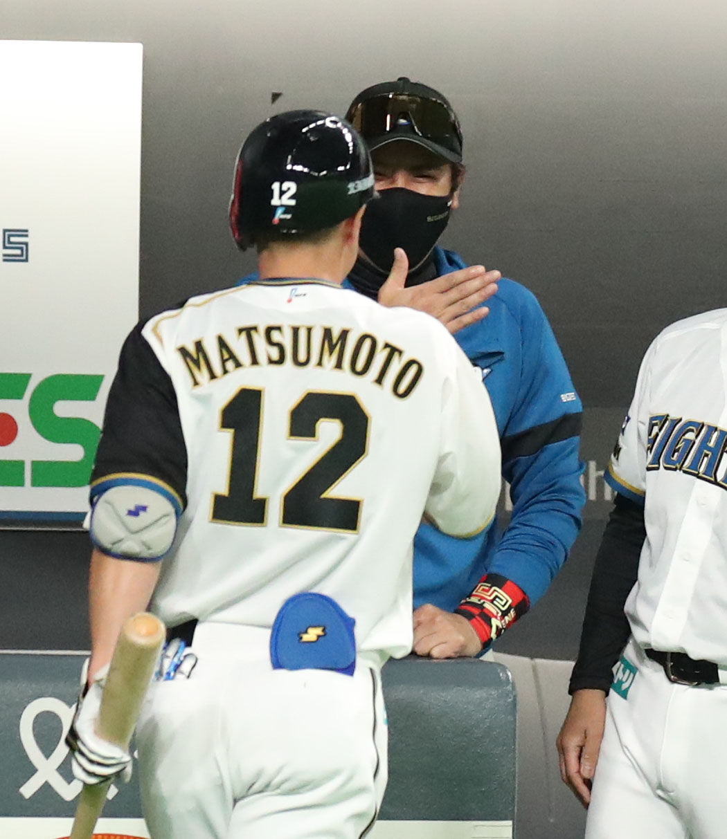 日本ハム対オリックス　3回裏日本ハム無死一、二塁、犠打を決めた松本剛（左手前）を笑顔で迎える新庄監督（撮影・佐藤翔太）