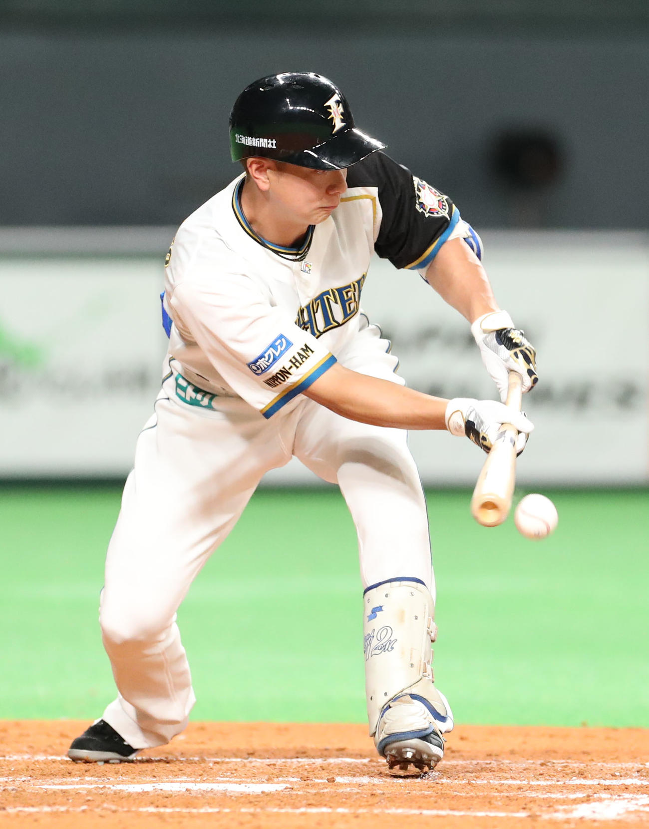 日本ハム対オリックス　3回裏日本ハム無死一、二塁、犠打を決める松本剛（撮影・佐藤翔太）