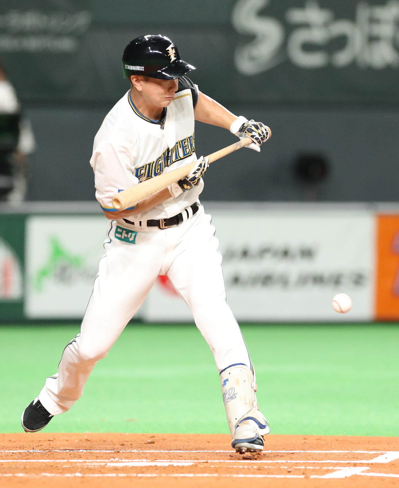 日本ハム対オリックス　1回裏日本ハム1死一、三塁、スクイズを失敗する松本剛（撮影・佐藤翔太）