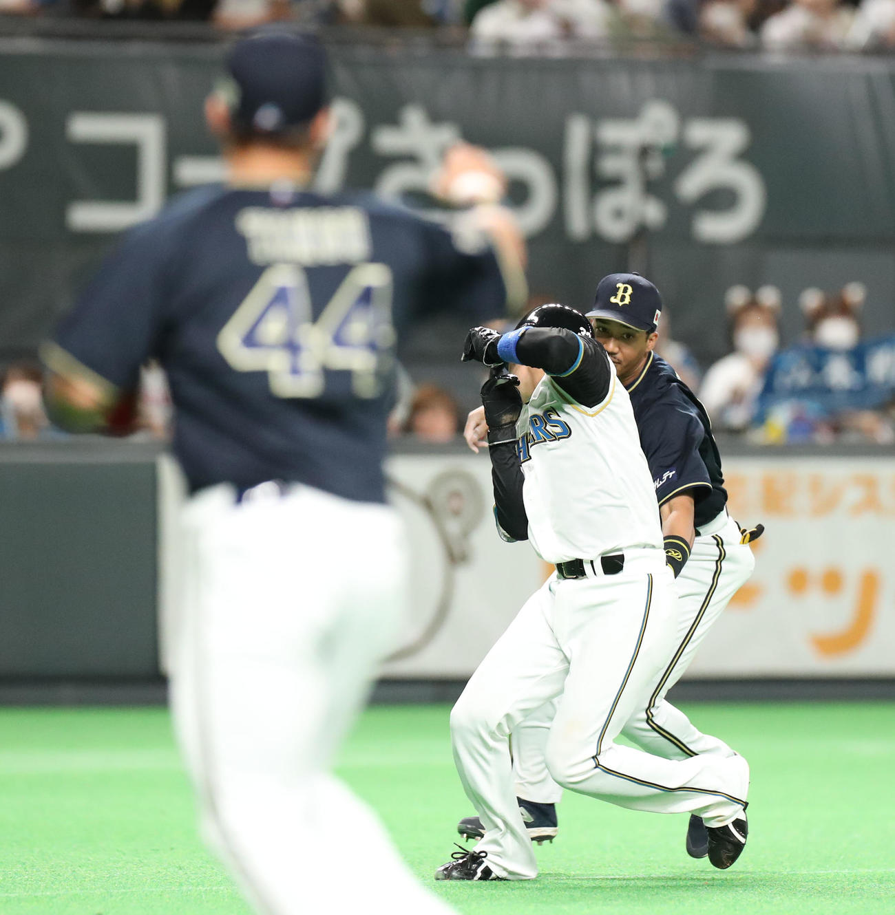 日本ハム対オリックス　1回裏日本ハム1死一、三塁、松本剛のスクイズ失敗で走塁死する三走谷内（撮影・佐藤翔太）