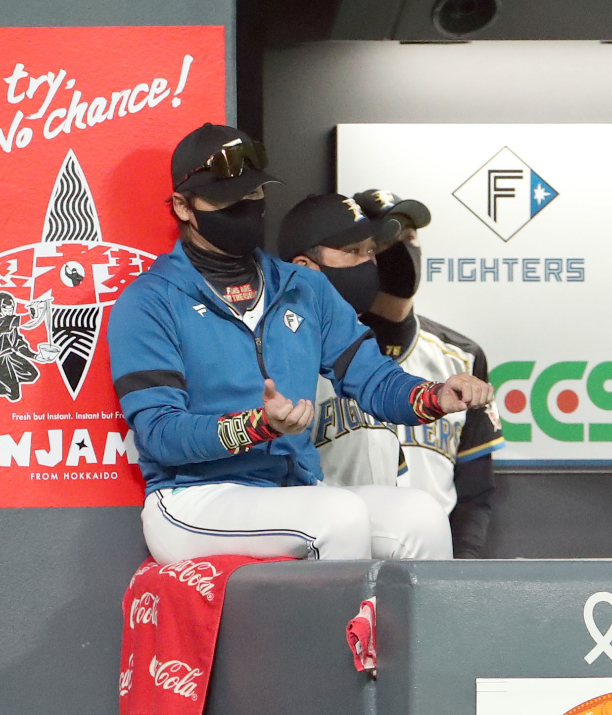 日本ハム対オリックス　1回裏日本ハム1死一、三塁、松本剛がスクイズを失敗しベンチでバントの構えをする新庄監督（撮影・佐藤翔太）