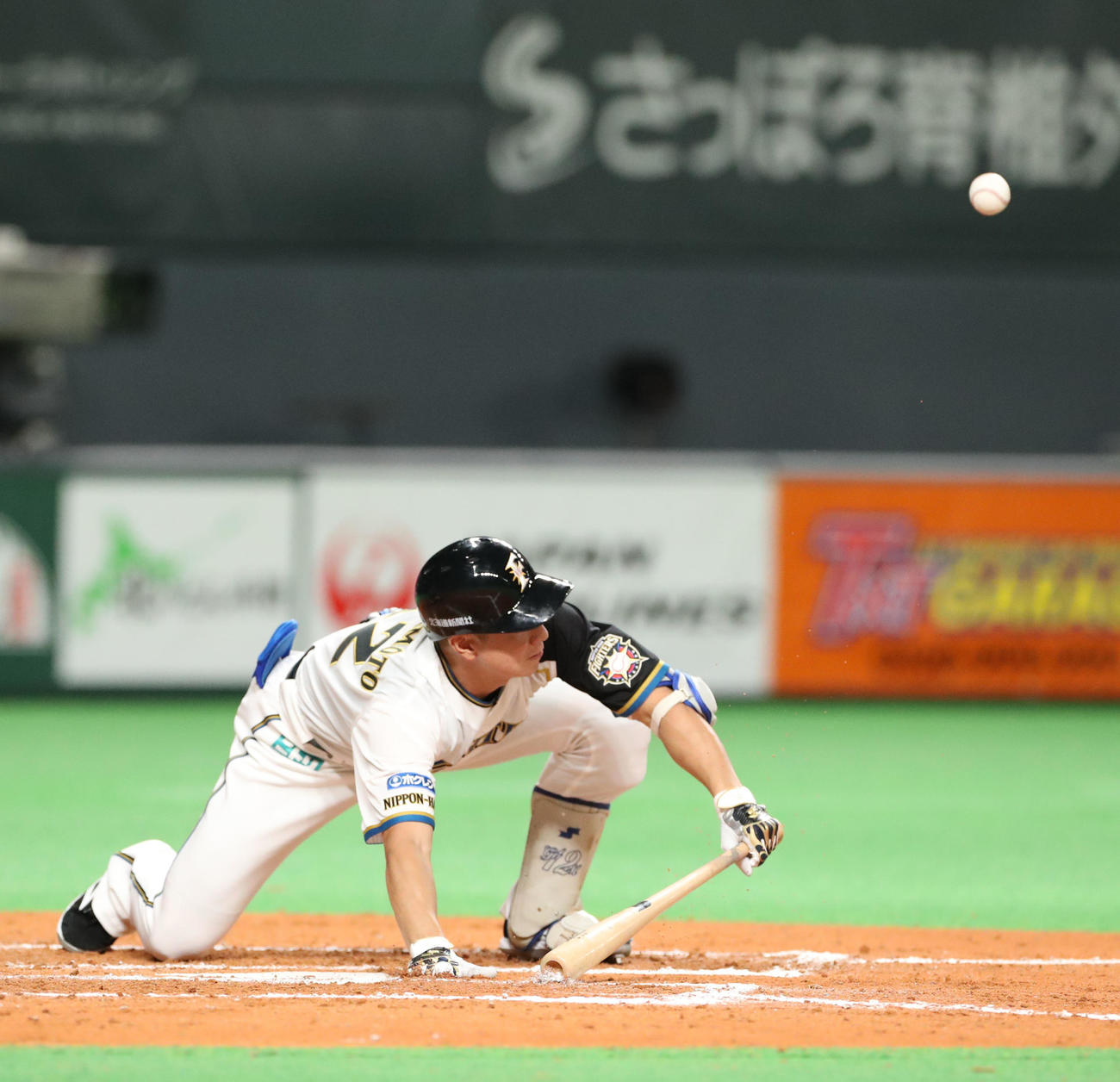 日本ハム対オリックス　7回裏日本ハム1死三塁、スクイズを失敗する松本剛（撮影・佐藤翔太）