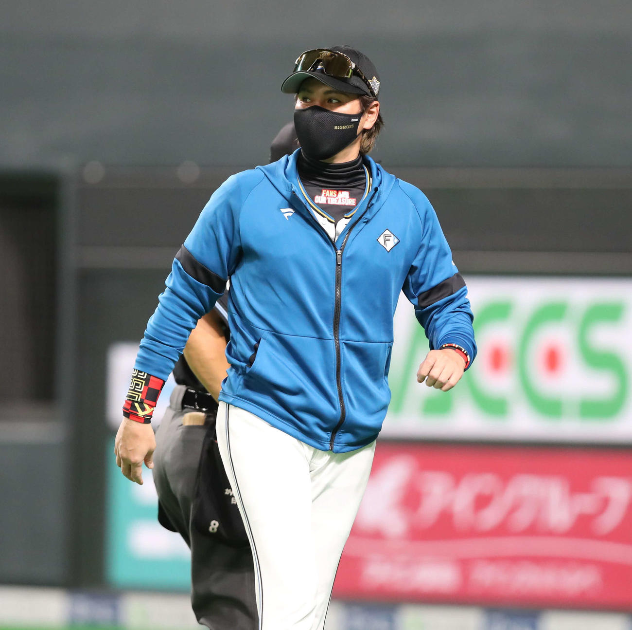 日本ハム対オリックス　選手交代を告げる新庄監督（撮影・黒川智章）