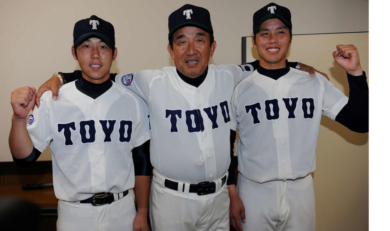 11年5月、春季リーグ戦優勝を決めて写真に納まる東洋大の、左から主将の鈴木大地、高橋昭雄監督、藤岡貴裕