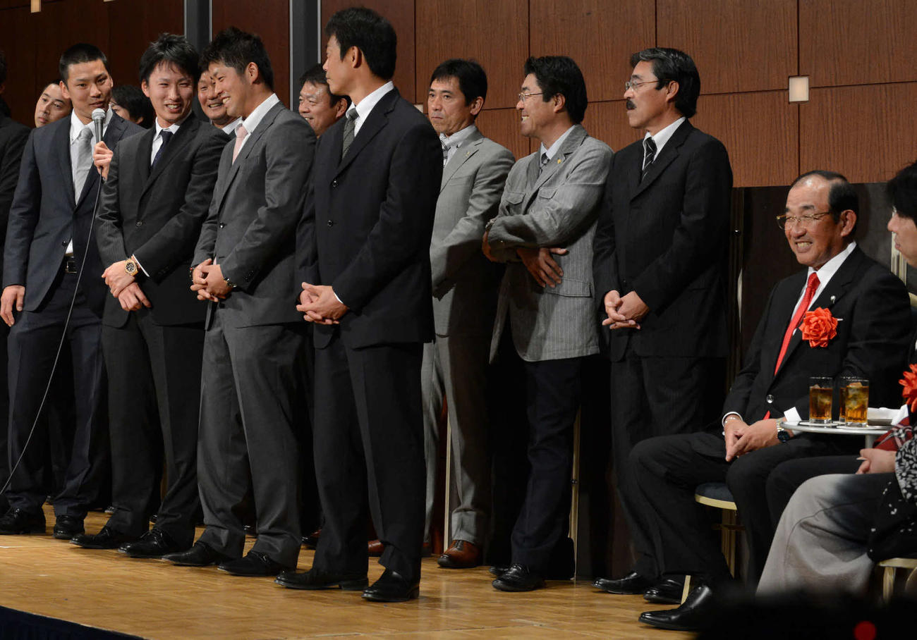 12年1月、東洋大野球部高橋昭雄監督（右端）の就任40周年祝賀会で壇上に整列したOBのプロ野球選手たち。前列左から大場翔太、永井怜、清田育宏、桧山進次郎、後列左から大野久、松沼雅之、松沼博久