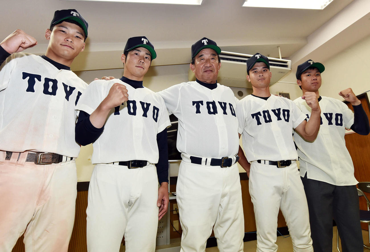 17年5月、春季リーグ戦優勝が決まって記念撮影する東洋大の、左から中川圭太、飯田晴海、高橋昭雄監督、竹原祐太、村上頌樹