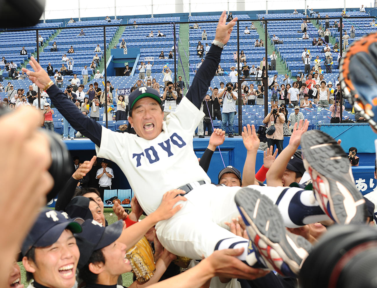 08年5月、3季連続優勝を決め胴上げされる東洋大・高橋昭雄監督