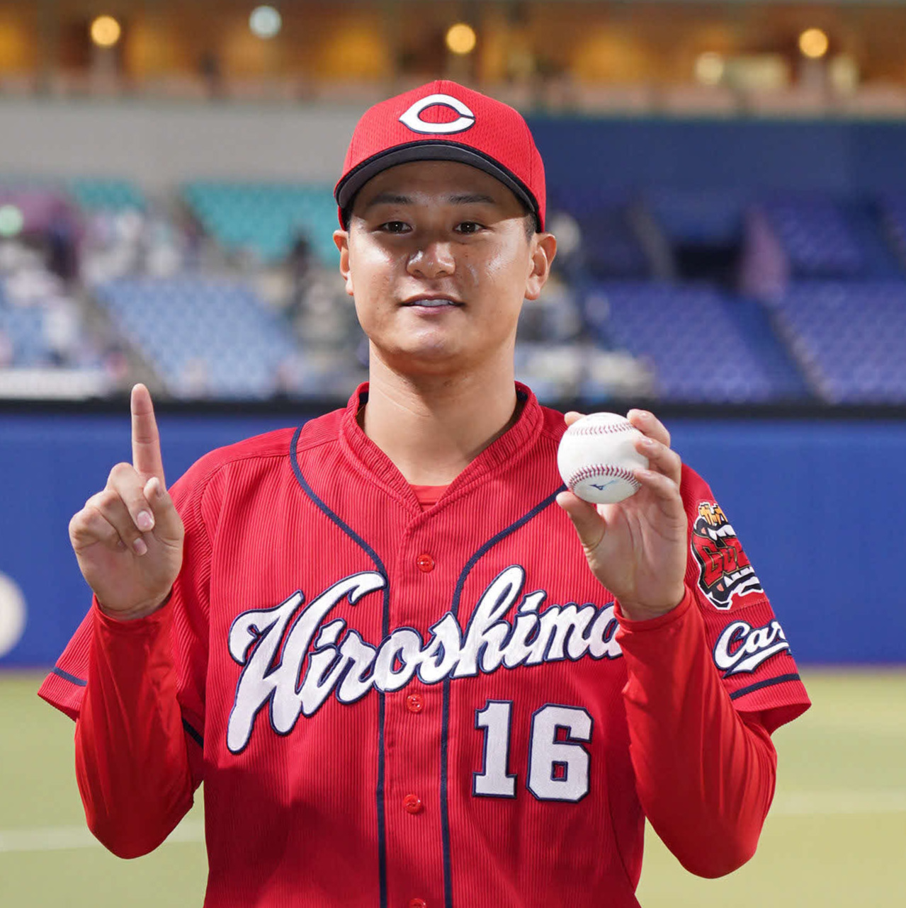 プロ初勝利のウイニングボールを手にポーズを決める広島森（撮影・森本幸一）