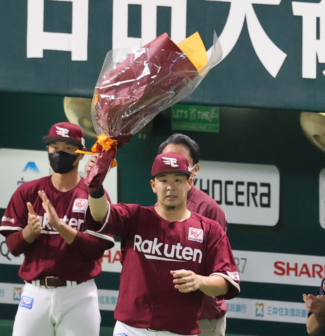 5回終了後、1000試合連続出場を達成した浅村は花束を受ける（撮影・梅根麻紀）