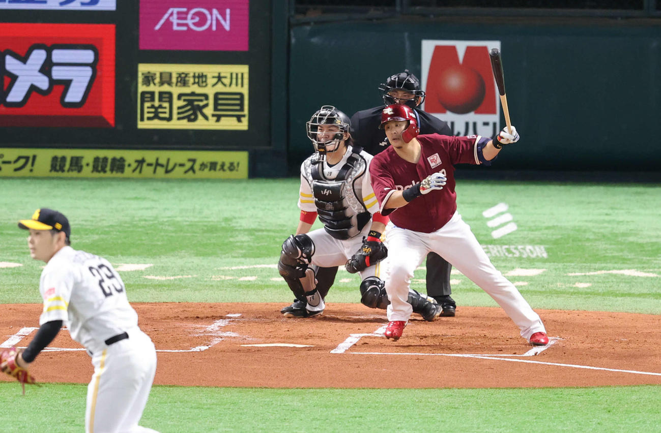 1回表楽天無死一、三塁、浅村は先制の右前適時打を放つ（撮影・梅根麻紀）