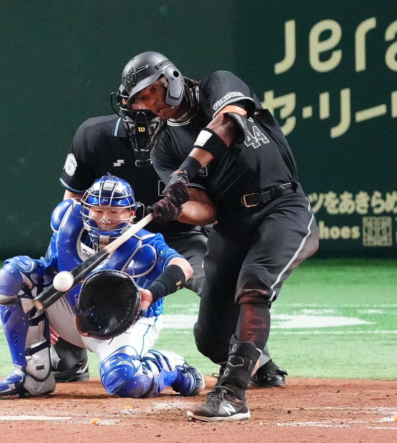 4回裏巨人1死満塁、満塁本塁打を放つウォーカー（撮影・江口和貴）