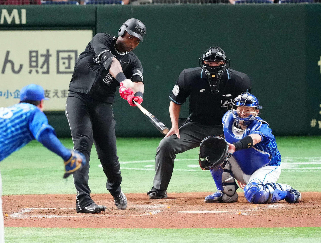 4回裏巨人2死一、二塁、3点本塁打を放つポランコ（撮影・江口和貴）