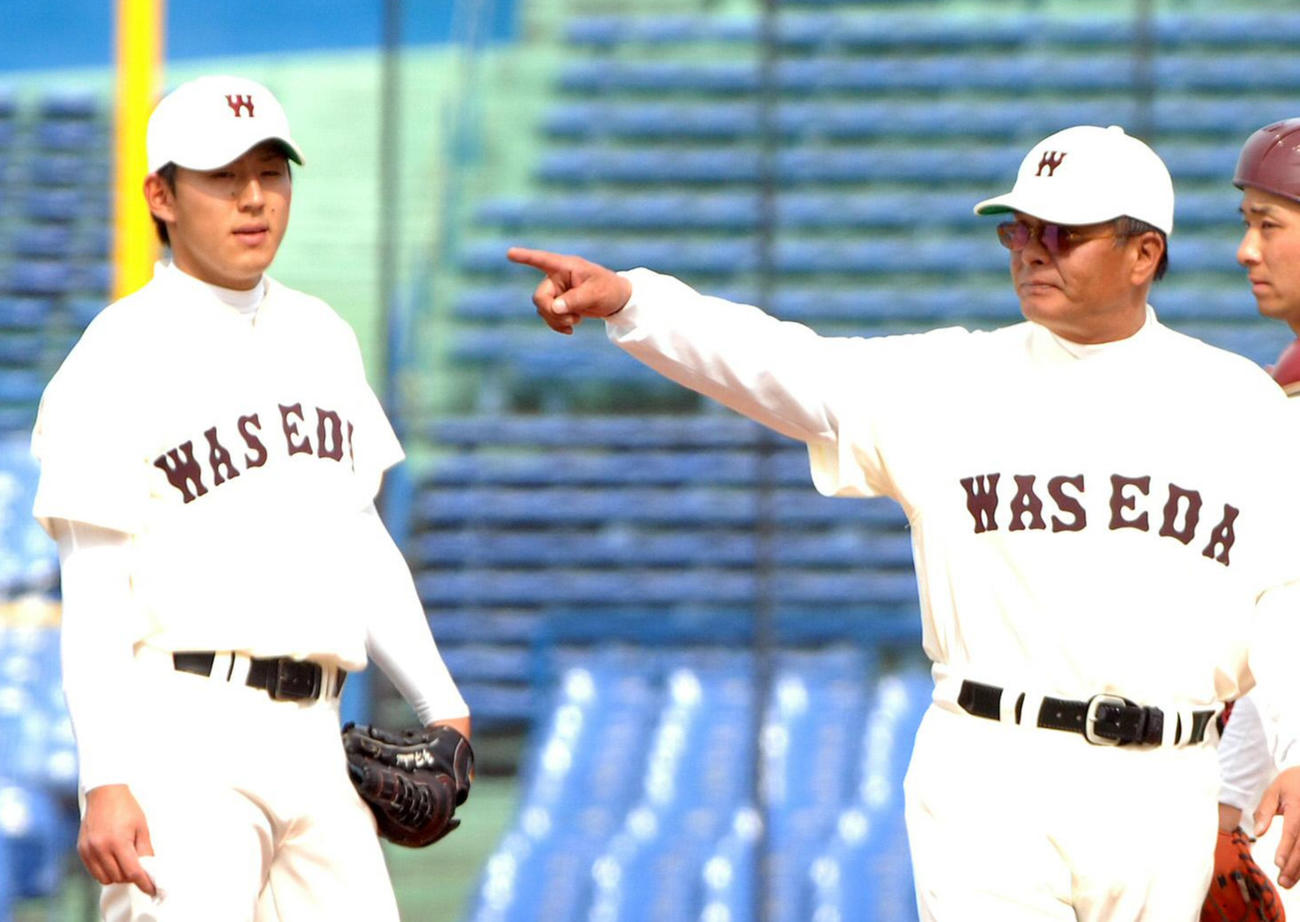 07年4月、東大戦で投手交代を告げる早大・応武監督（中央）。左は福井