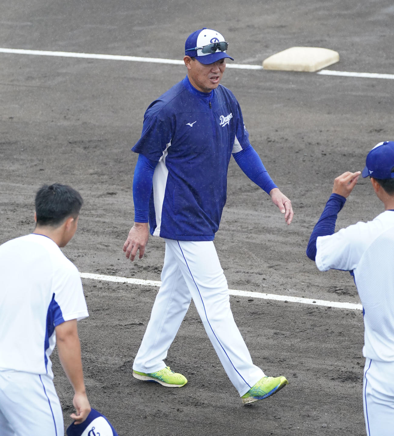 ウエスタン・リーグ中日対阪神　試合前、ナインとあいさつを交わす福留（中央）（撮影・森本幸一）
