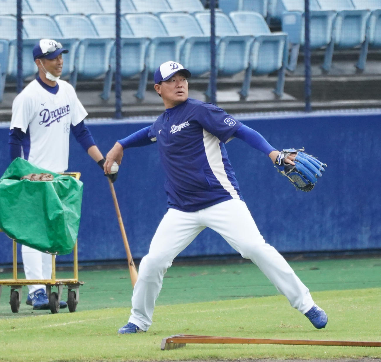 ウエスタン・リーグ中日対阪神　試合前、キャッチボールをする福留（右）（撮影・森本幸一）