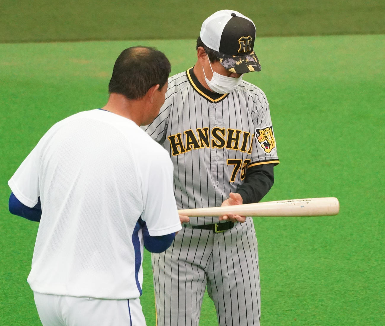 ウエスタン・リーグ中日対阪神　試合前、平田2軍監督（右）に自らのバットを贈る福留（左）（撮影・森本幸一）