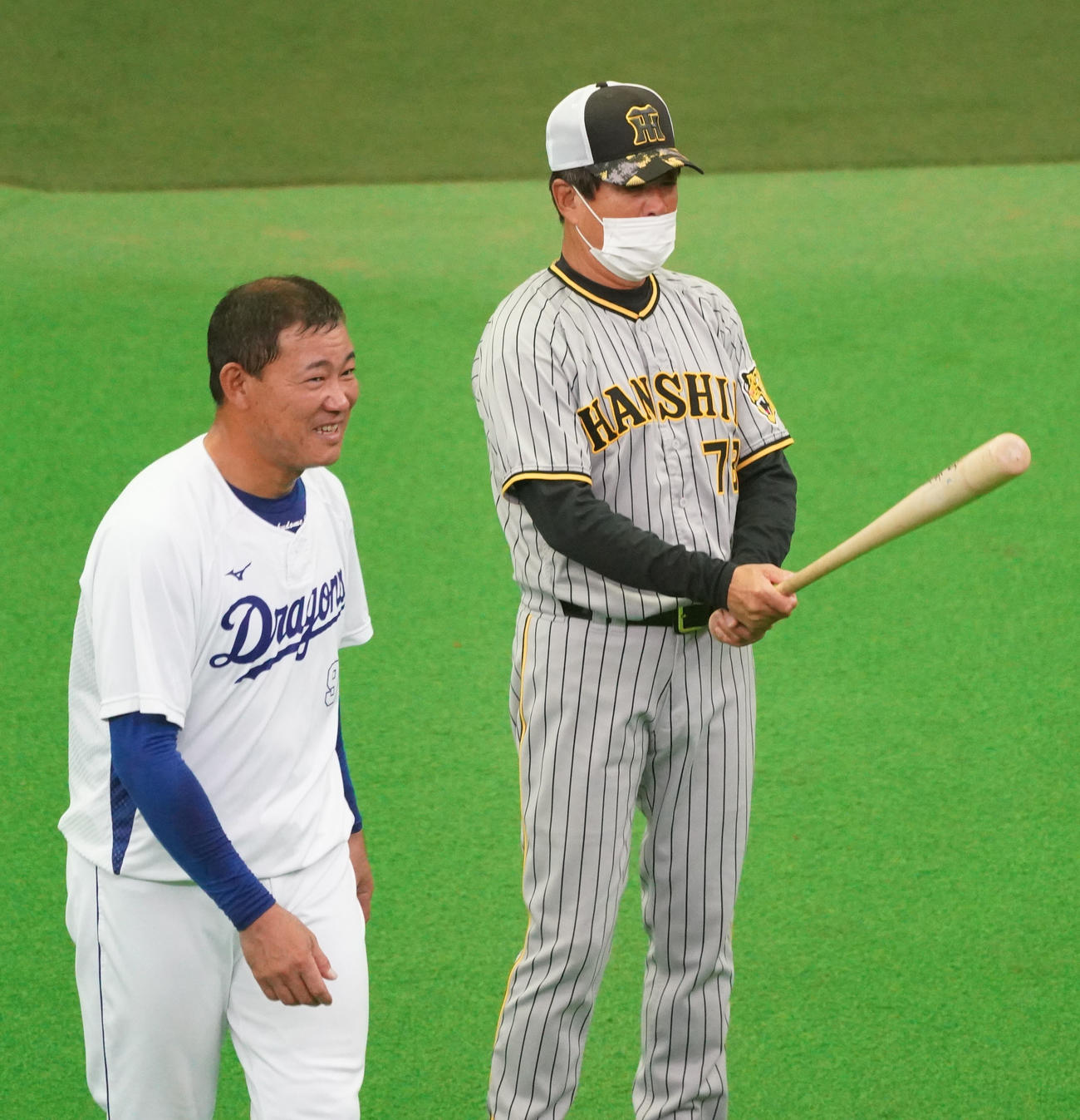 ウエスタン・リーグ中日対阪神　試合前、平田2軍監督（右）に自らのバットを贈る福留（左）（撮影・森本幸一）
