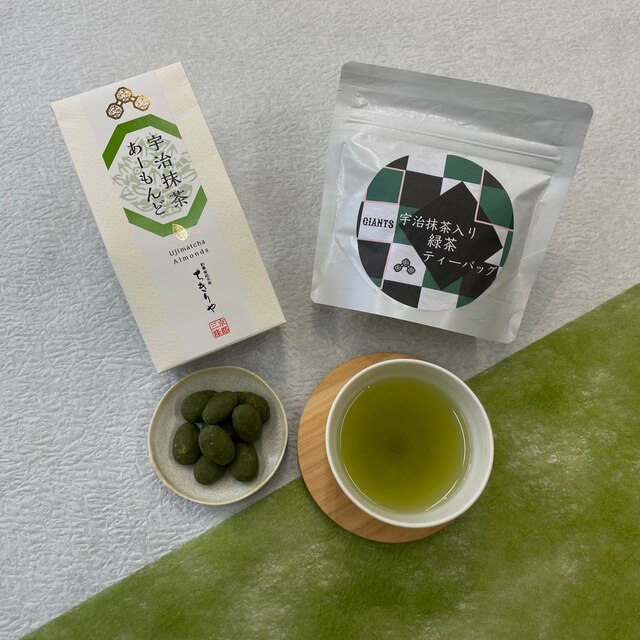 巨人が敬老の日にちなんで発売する「宇治抹茶あーもんど＆宇治抹茶入り緑茶ティーバッグ」(球団提供)