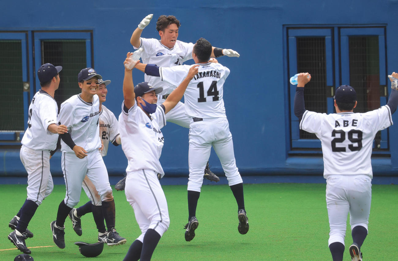 JFE東日本対SUBARU　タイブレークの10回裏1死満塁、サヨナラの右犠飛を放ち喜ぶ石田（撮影・野上伸悟）