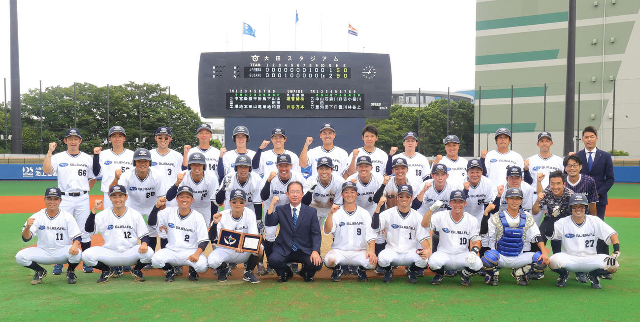 JFE東日本対SUBARU 5大会ぶり17度目の日本選手権出場を決め喜ぶSUBARUの選手、スタッフ（撮影・野上伸悟）