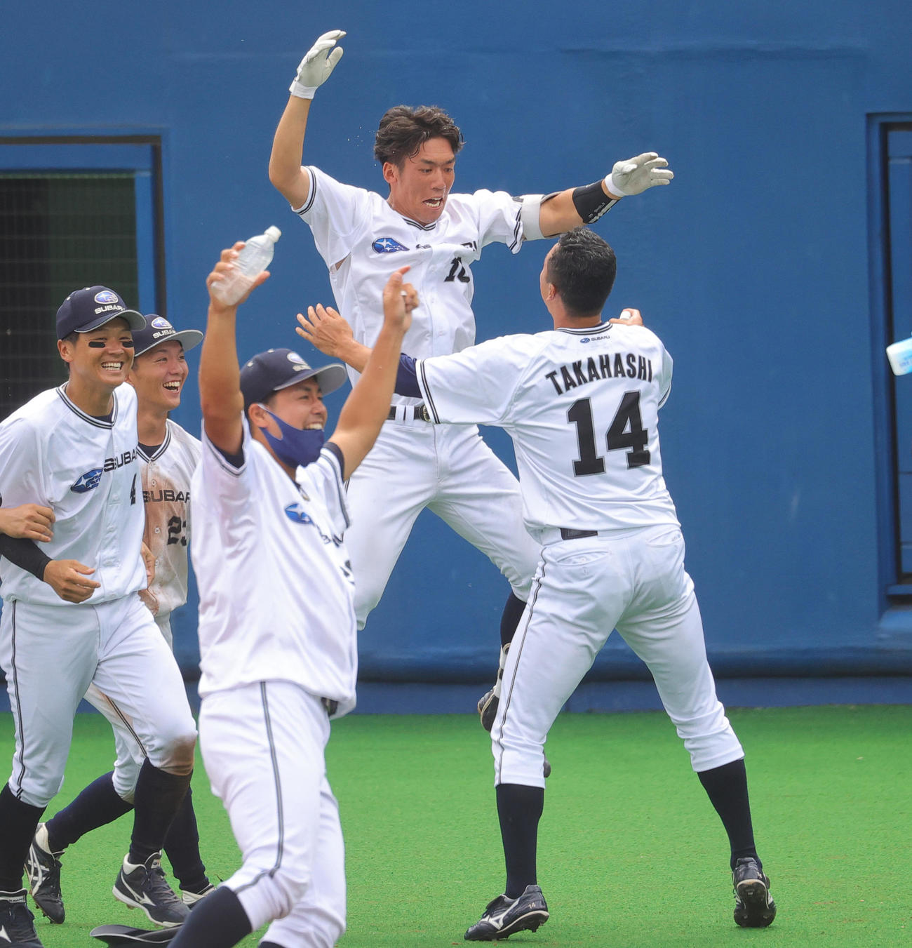 JFE東日本対SUBARU　タイブレークの10回裏1死満塁、サヨナラの右犠飛を放ち喜ぶ石田（撮影・野上伸悟）