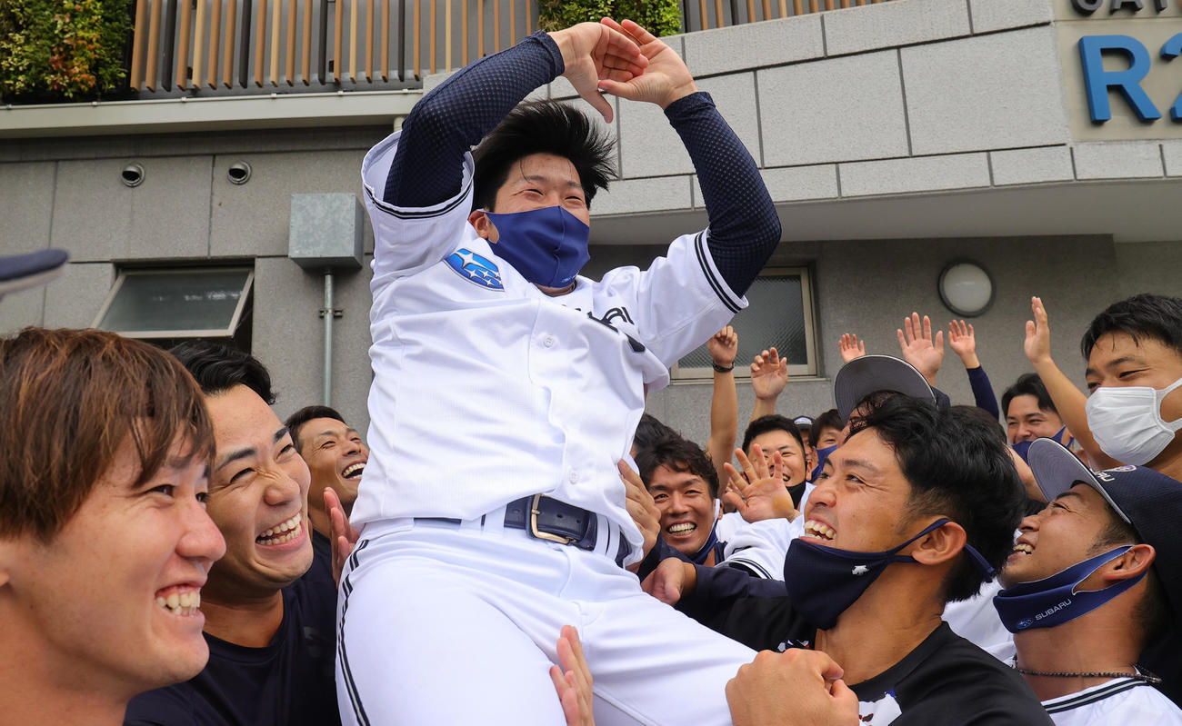 JFE東日本対SUBARU 5大会ぶり17度目の日本選手権出場を決め、仲間から胴上げされるSUBARU・阿部（撮影・野上伸悟）