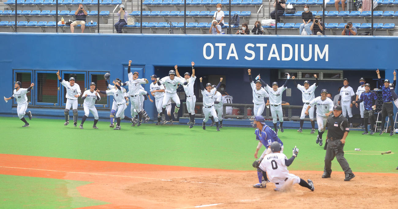 JFE東日本対SUBARU　タイブレークの10回裏1死満塁、石田のサヨナラ右犠飛で本戦出場が決まり喜ぶSUBARUの選手たち（撮影・野上伸悟）