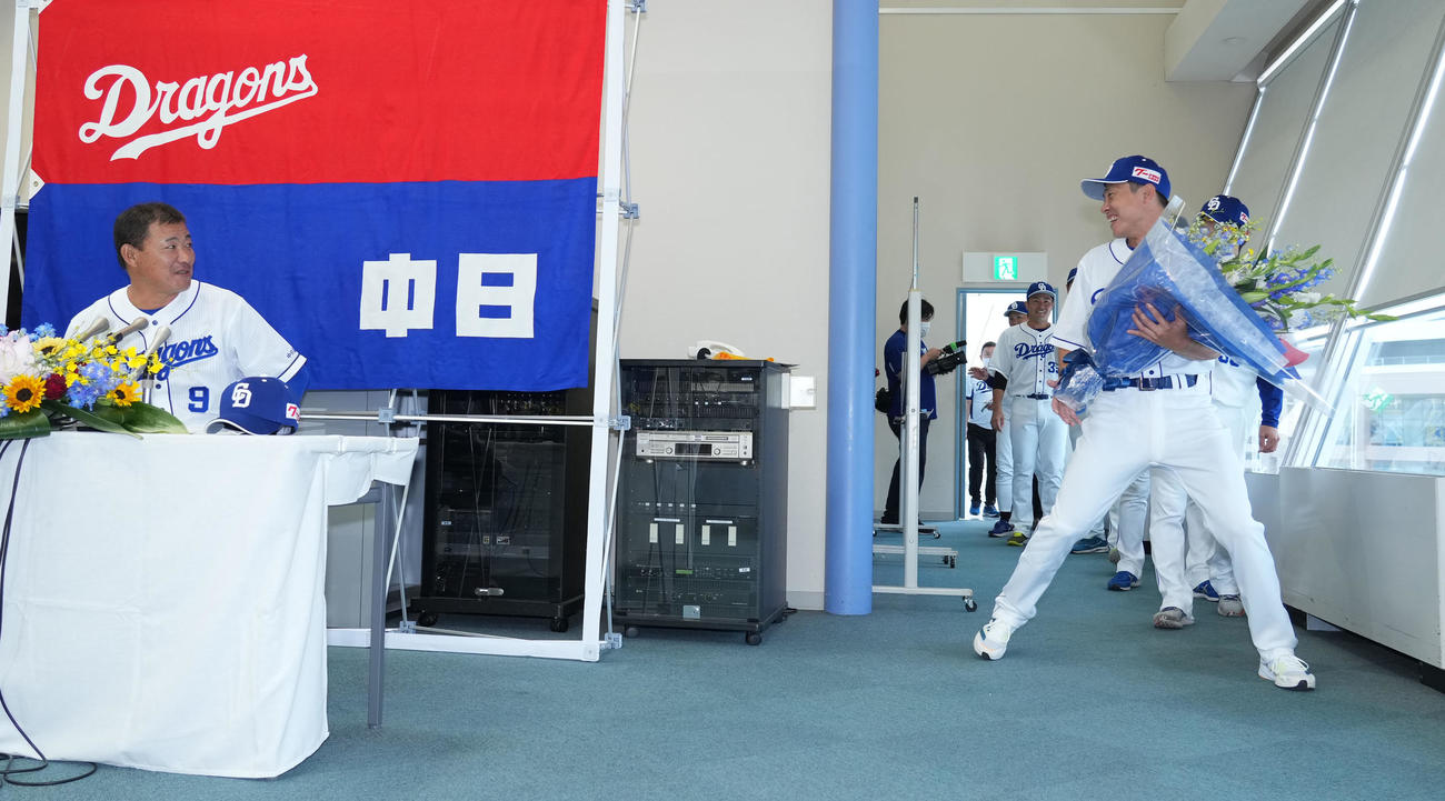 福留孝介引退会見　会見場の席に着く福留に花束を贈るため会場に姿を見せた大島、祖父江、大野雄ら（撮影・森本幸一）