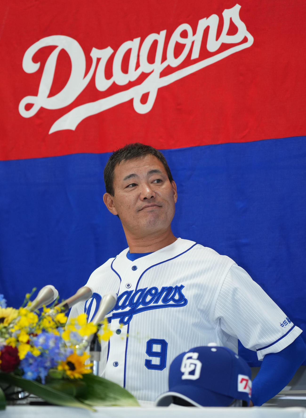 福留孝介引退会見　会見の席に着く福留（撮影・森本幸一）