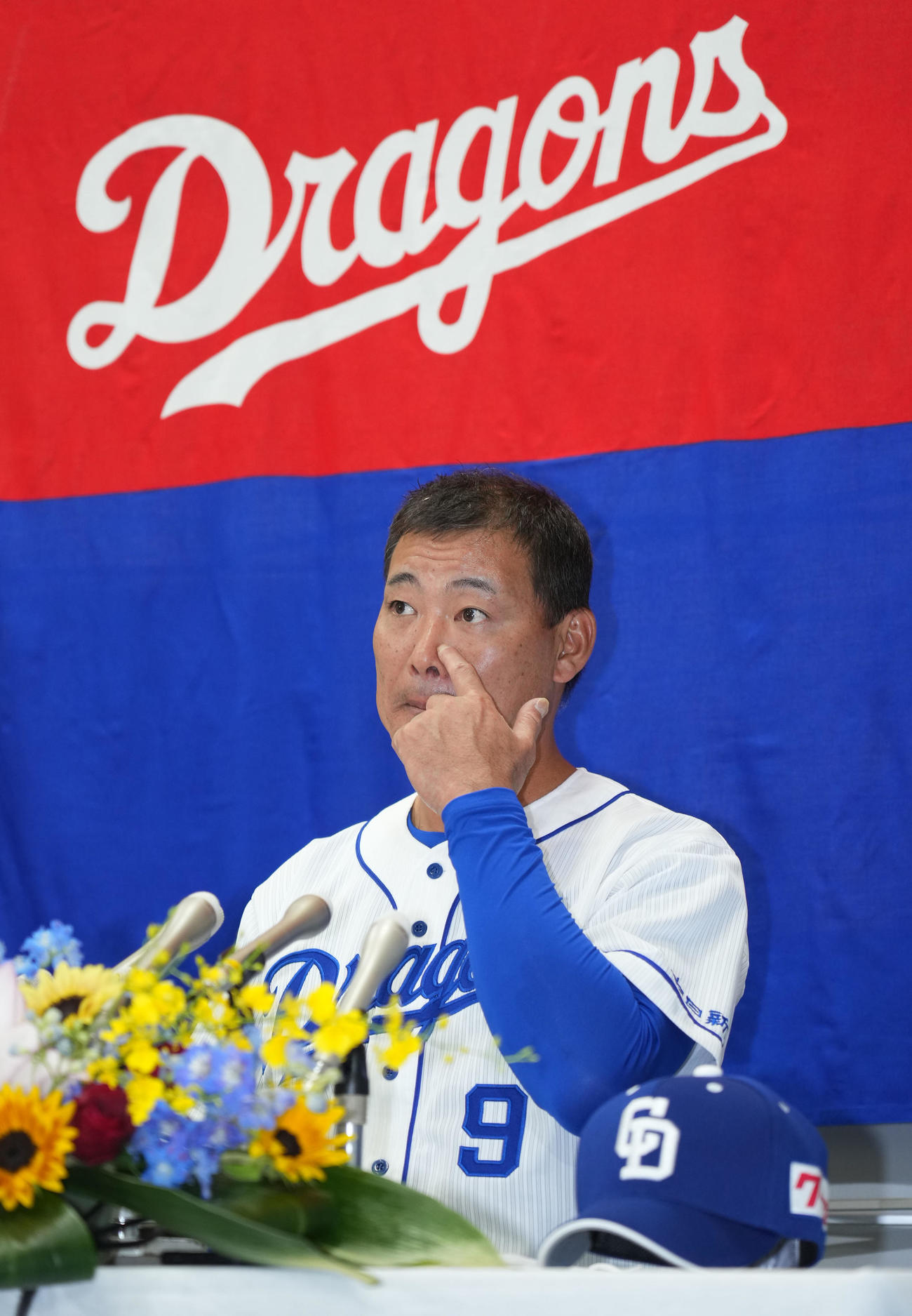 福留孝介引退会見　会見の席に着く福留（撮影・森本幸一）